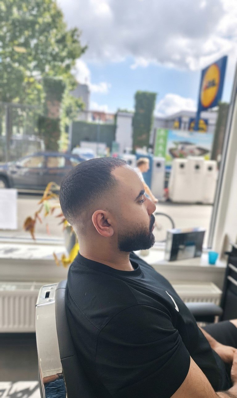 🔥 Le renouveau du style masculin.Misez sur l'élégance et la précision avec cette coupe Buzz Cut associée à un Fade (dégradé) ultra-net et une barbe parfaitement sculptée. Un look sharp, propre et affirmé qui allie simplicité et haute exigence esthétique.   ✨ Pourquoi l'adopter ?Précision chirurgicale : Des contours impeccables et un dégradé progressif de maître.Style intemporel : Une coupe masculine à la fois moderne, soignée et facile à entretenir au quotidien.Confiance absolue : Idéal pour affirmer votre charisme et marquer les esprits partout où vous allez.📍 Envie de changer de look ou d'entretenir votre style ? Prenez rendez-vous dès maintenant ou venez nous rendre visite au salon !
